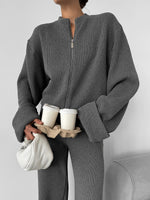 Anzug aus gestrickter Langarmjacke mit Reißverschluss und Hose mit weitem Bein