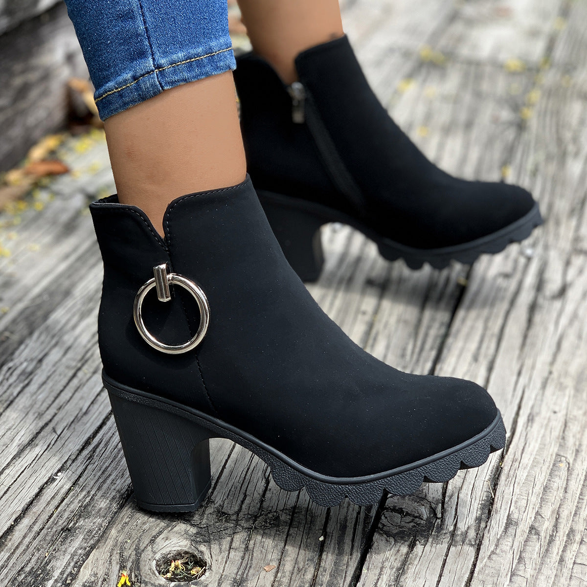 Bottes courtes noires à fermeture éclair avec anneau latéral