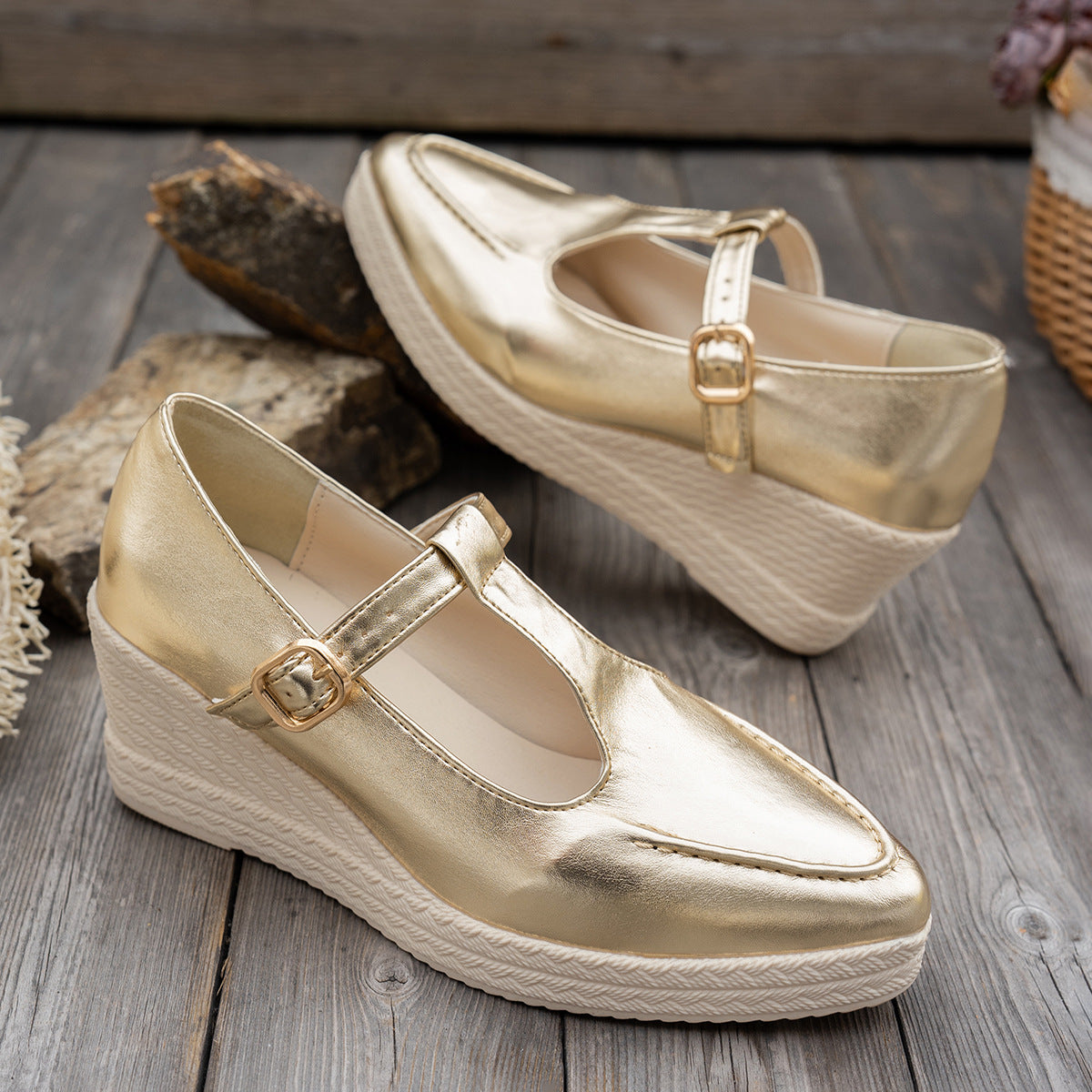 Keilschuhe mit T-Riemen und runder Spitze im Metallic-Look