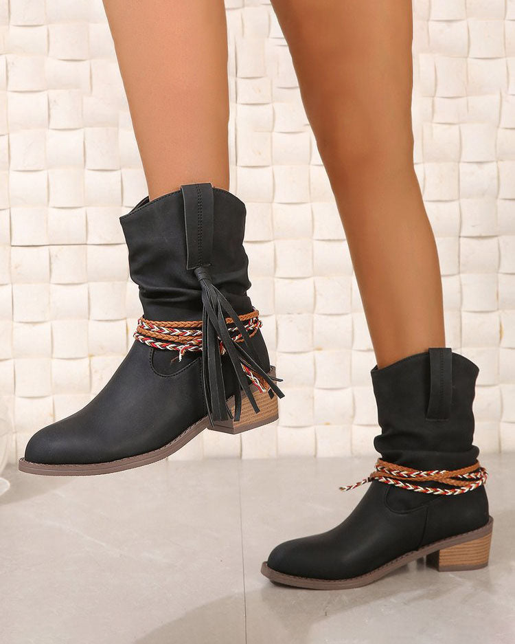 Wadenhohe Stiefel mit geflochtenen Riemen und Quasten