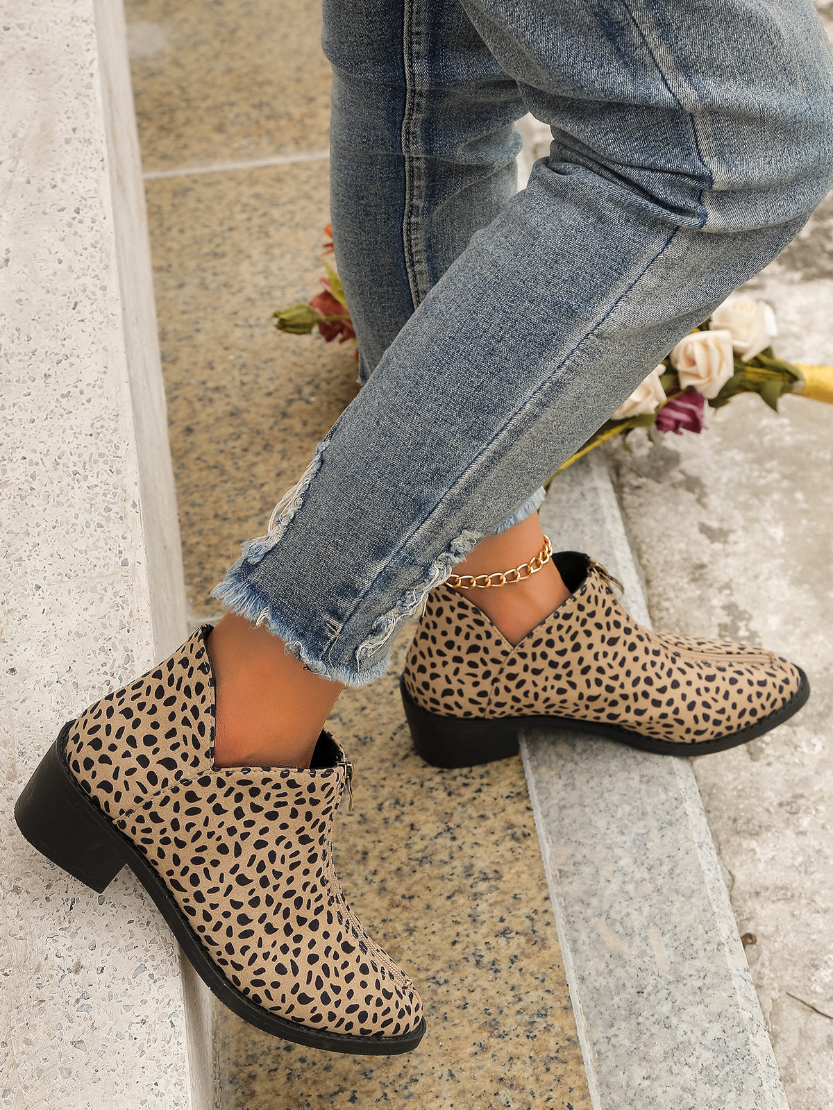 Sapatos Chelsea com costura média e zíper e leopardo de ponta fina