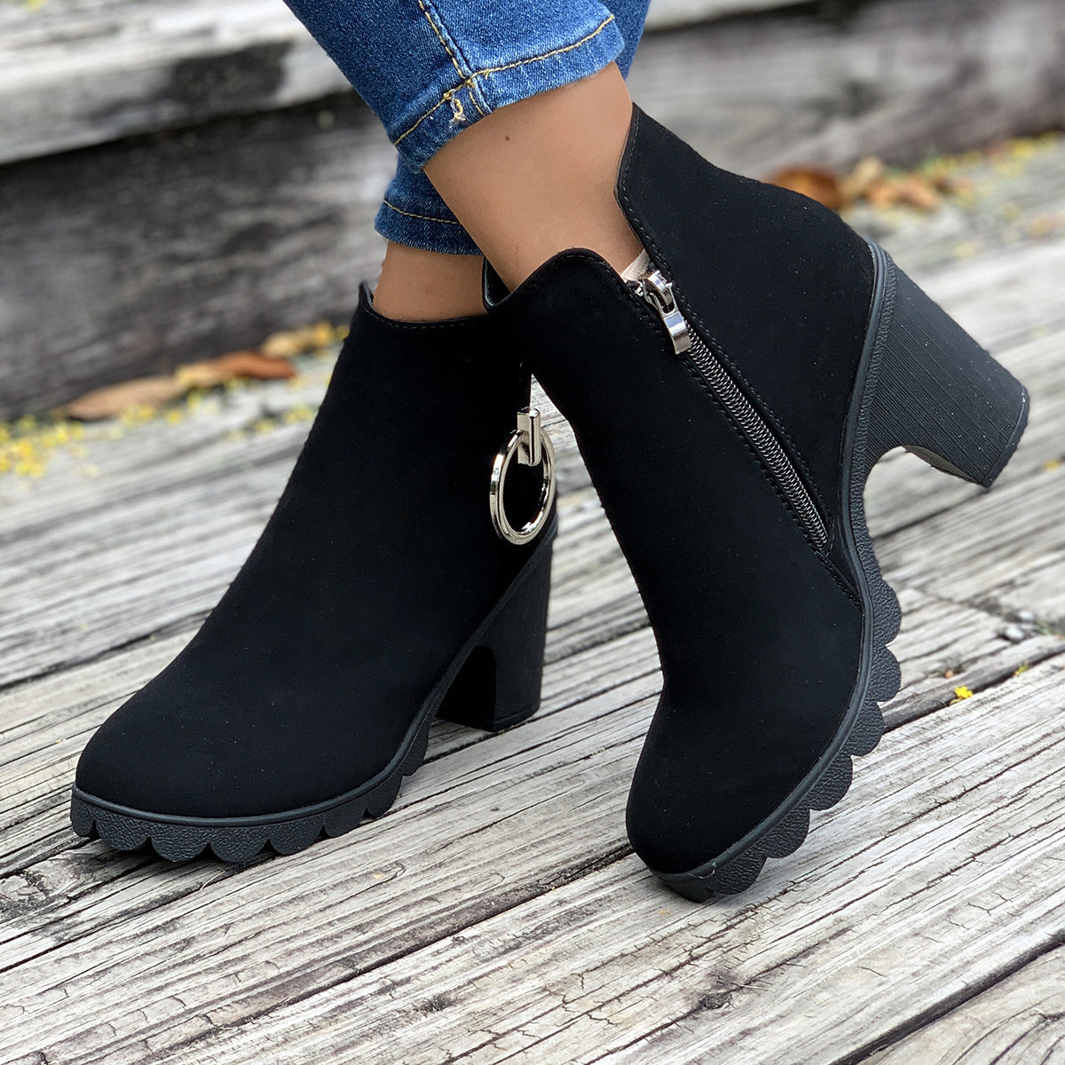Bottes courtes noires à fermeture éclair avec anneau latéral