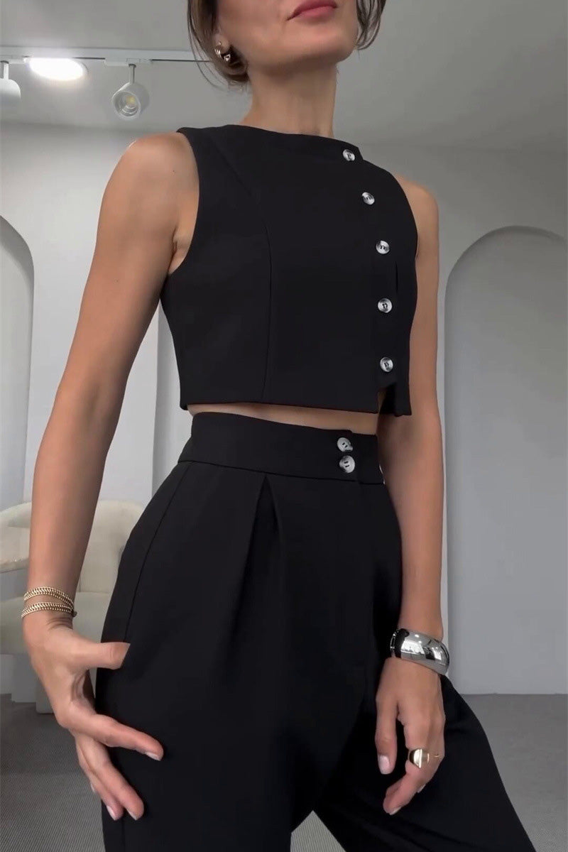 Ensemble deux pièces : débardeur boutonné sans manches et pantalon court taille haute