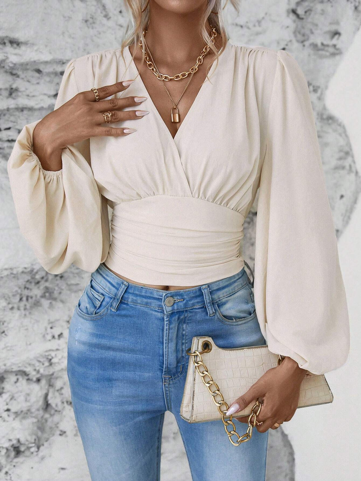 Bluse mit V-Ausschnitt und Laternenärmeln in Taillenform