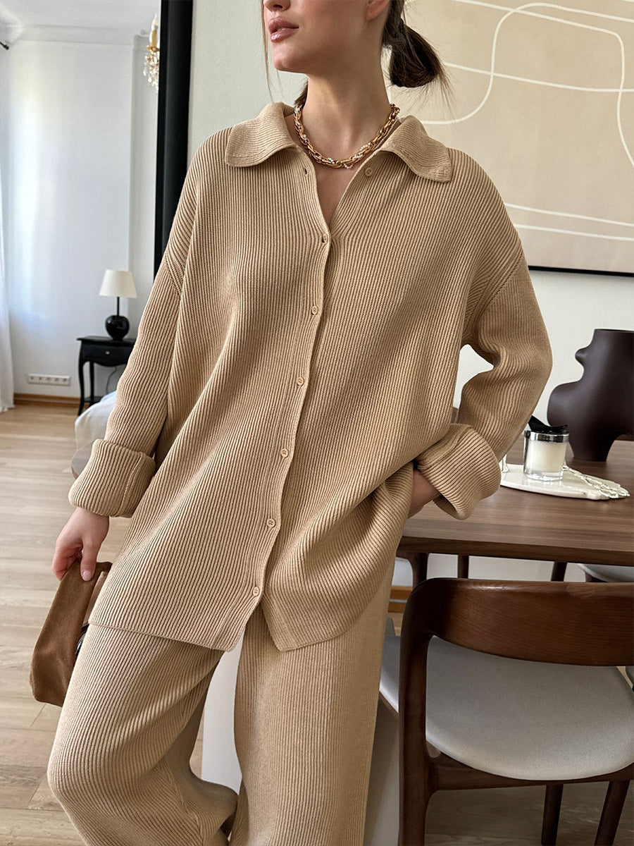 Set aus einreihiger Rippstrickjacke mit Revers und lockerer Hose