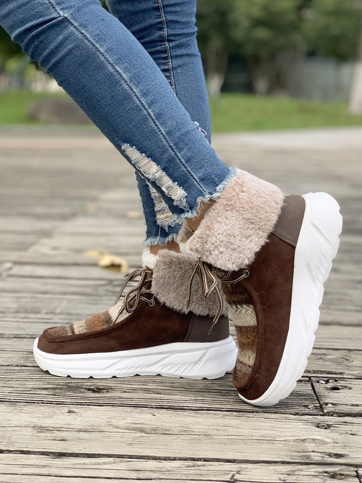 Stricknähte aus Wolle und Schneestiefel aus Fleece
