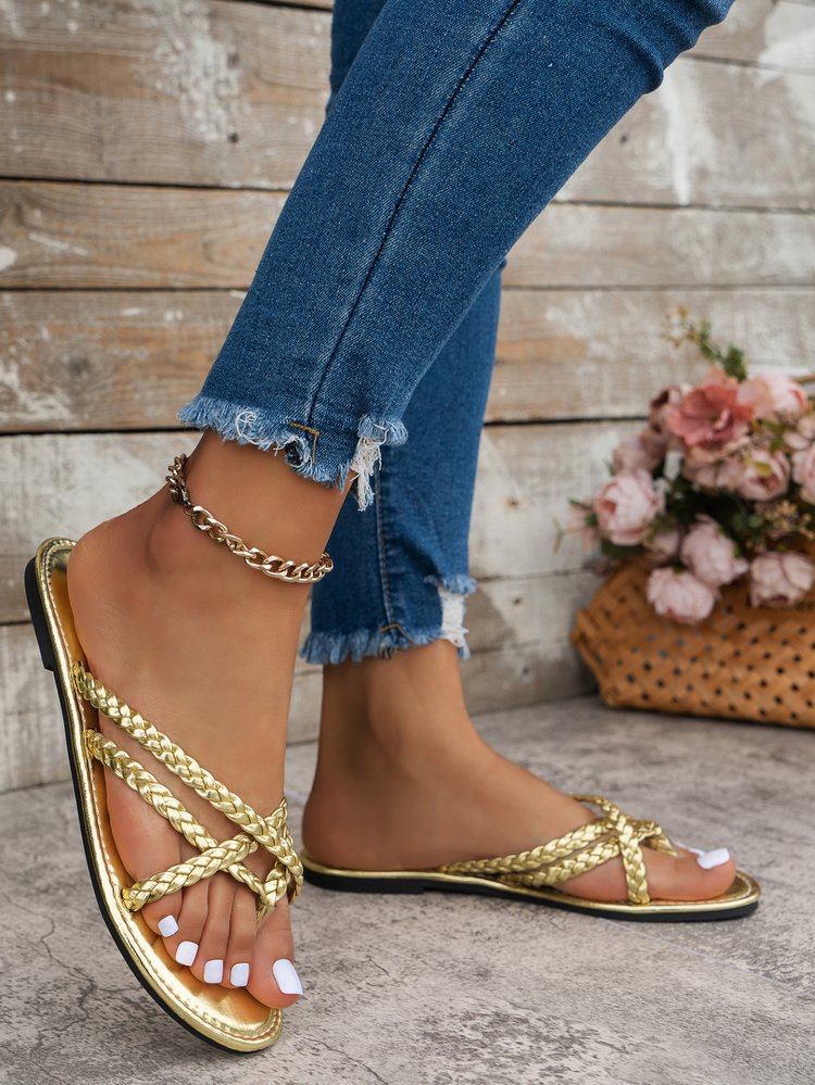 Flache Sandalen mit gewebtem Zehenring in Gold und Silber