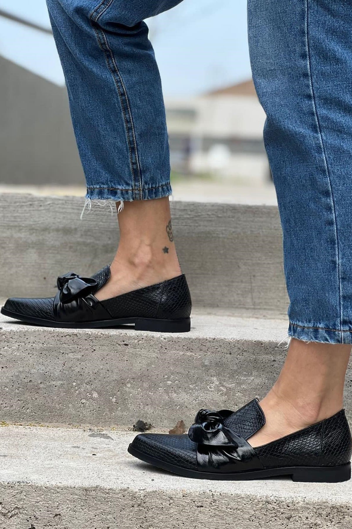 Embossing Bow Knotted Pointy Toe Slip On Loafers