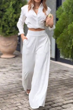 Weißer eleganter kurzer Hemd-Oberteil-Hosenanzug mit weitem Bein