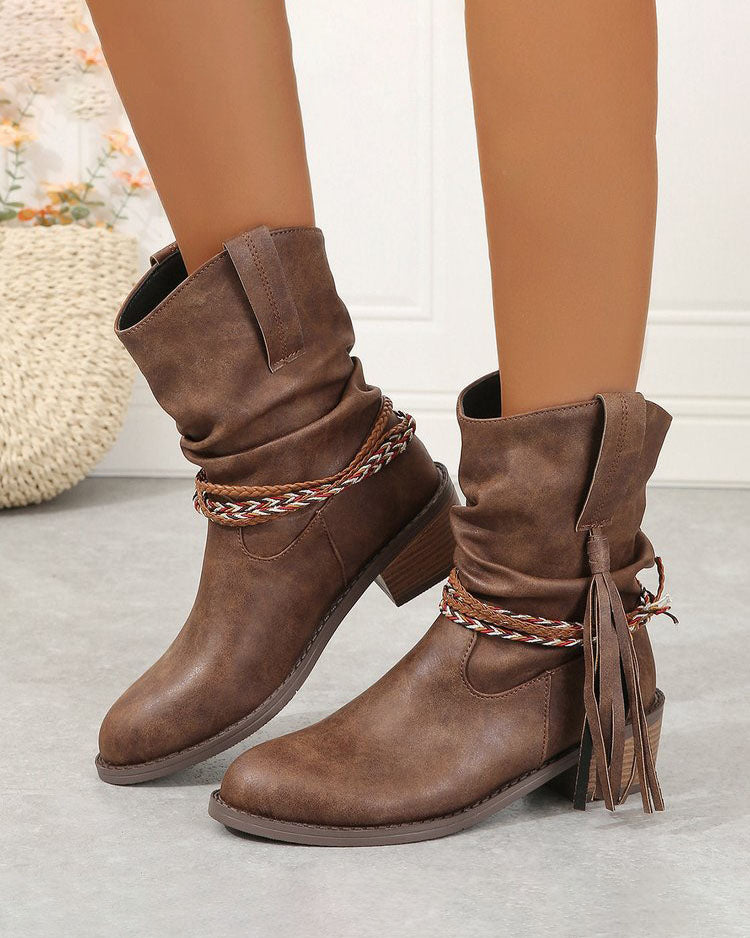 Wadenhohe Stiefel mit geflochtenen Riemen und Quasten
