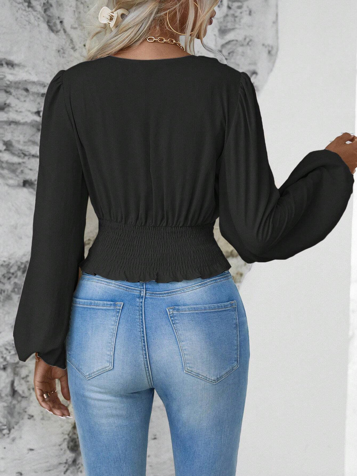Bluse mit V-Ausschnitt und Laternenärmeln in Taillenform