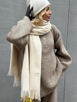 Gemütliches Set aus langärmligem Strickoberteil mit halbem Reißverschluss und Hose mit weitem Bein und Revers