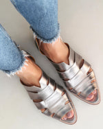 Flache, spitze Römersandalen