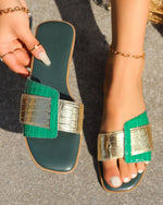 Sandales plates à bout carré en cuir verni à blocs de couleurs