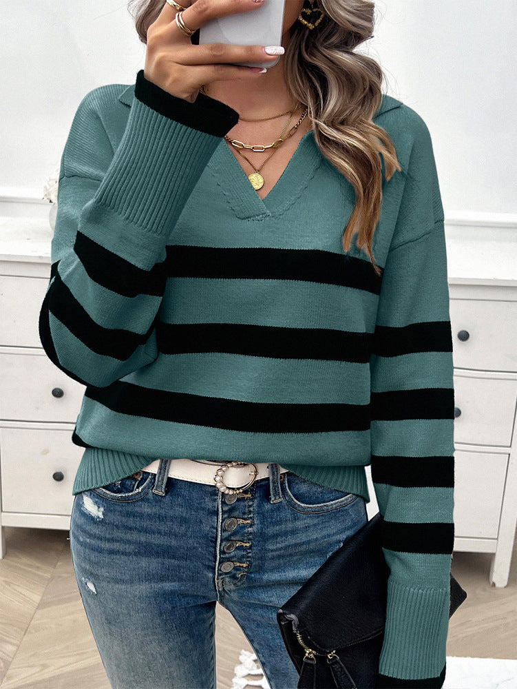 Locker sitzender Strickpullover mit gestreiftem Revers