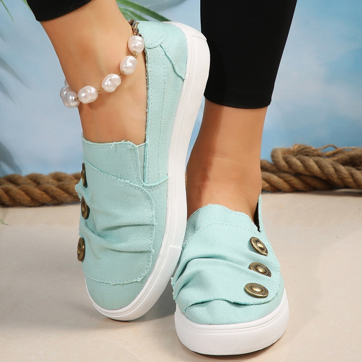 Mocassins rasos de lona com botões