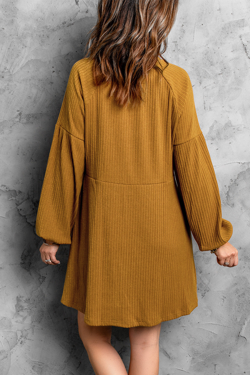 Robe midi tricotée taille haute à col rond de couleur unie