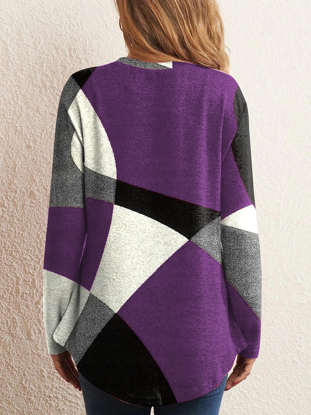 Langärmliges T-Shirt mit kontrastierendem geometrischem Print