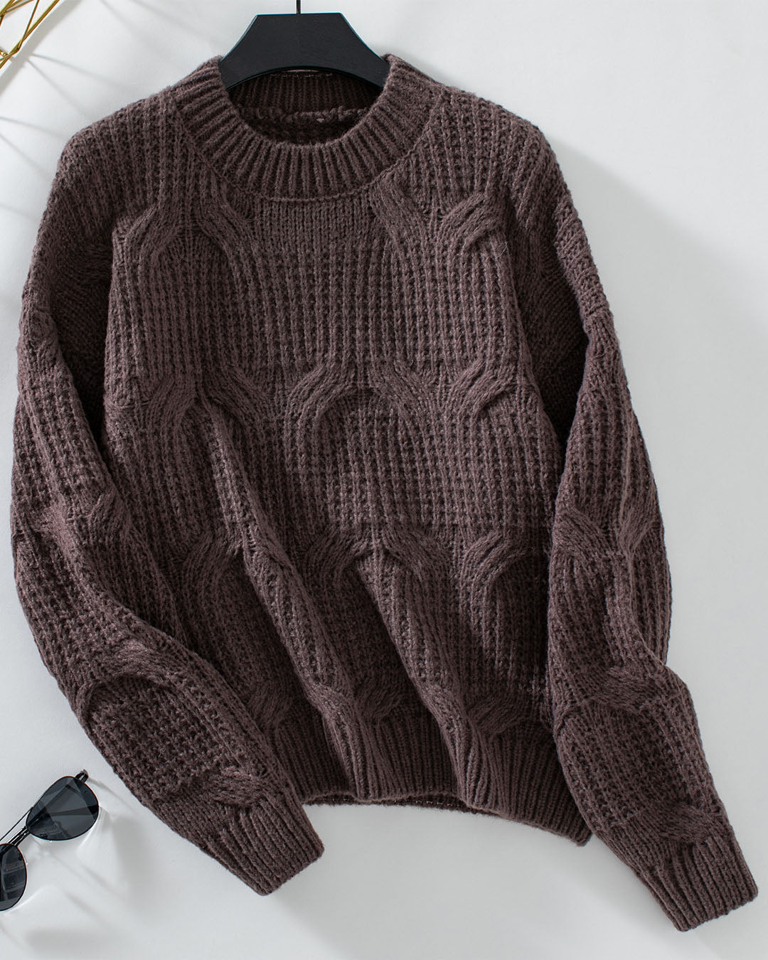 Einfarbiger Pullover mit Zopfmuster