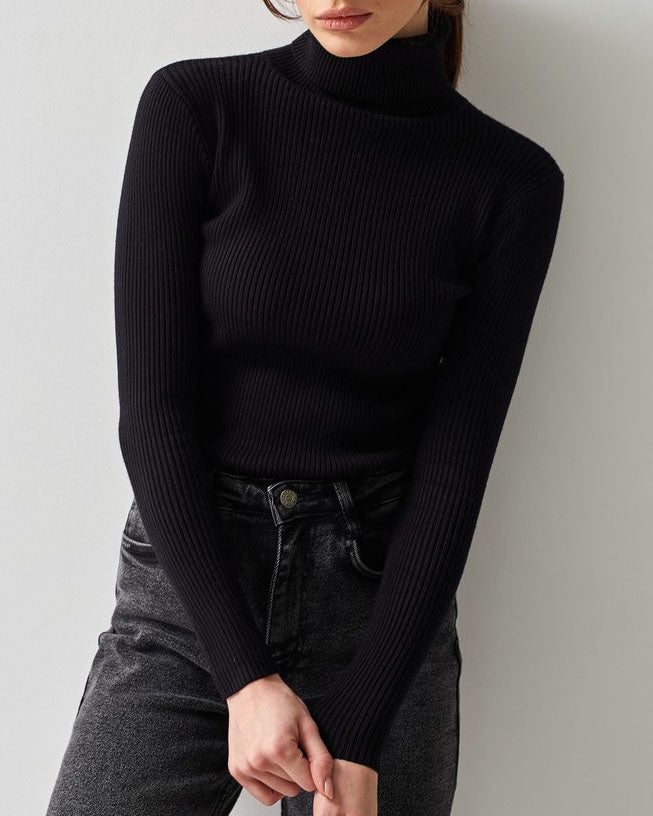 Pull tricoté à col roulé essentiel et polyvalent