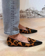 Patentierte Slip-On-Loafer aus Wildleder mit spitzer Zehenpartie und Leoparden-Patchwork