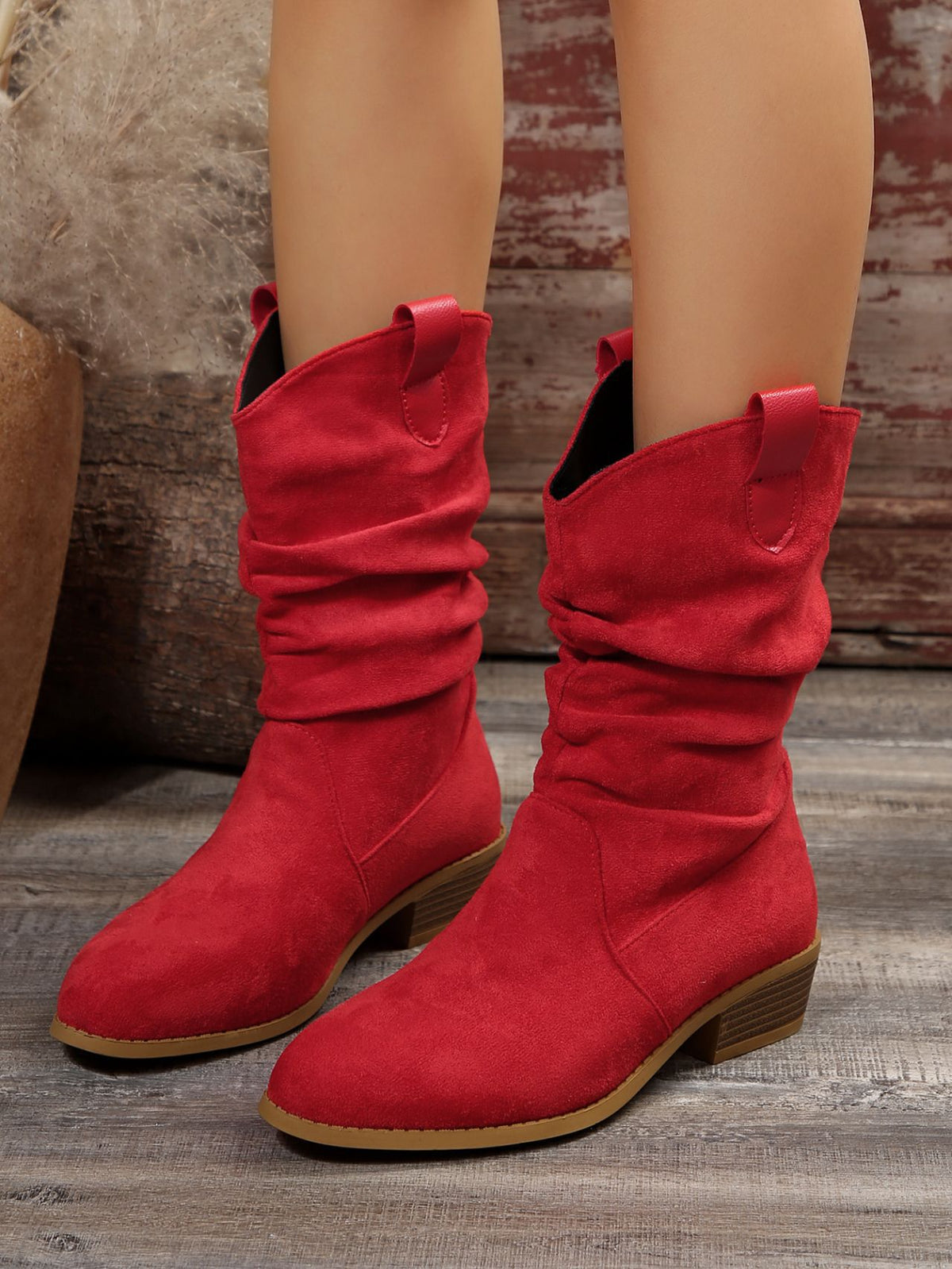 Rote Wildlederschuhe mit spitzer Spitze und halbhoher Sohle