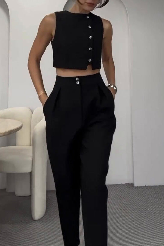 Ensemble deux pièces : débardeur boutonné sans manches et pantalon court taille haute