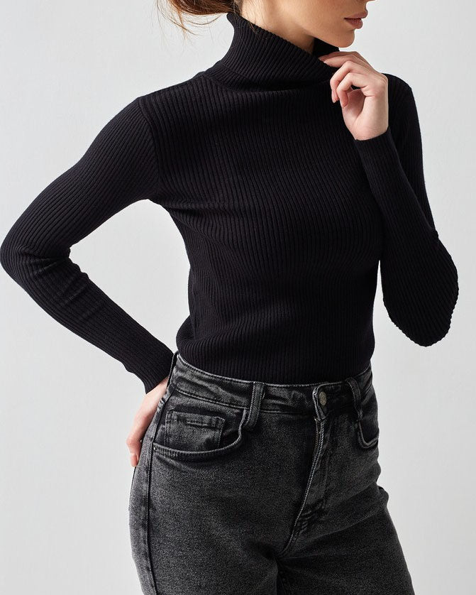 Pull tricoté à col roulé essentiel et polyvalent