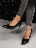 Mit Nieten besetzte High Heels mit spitzer Spitze und niedrigem Stilettoabsatz