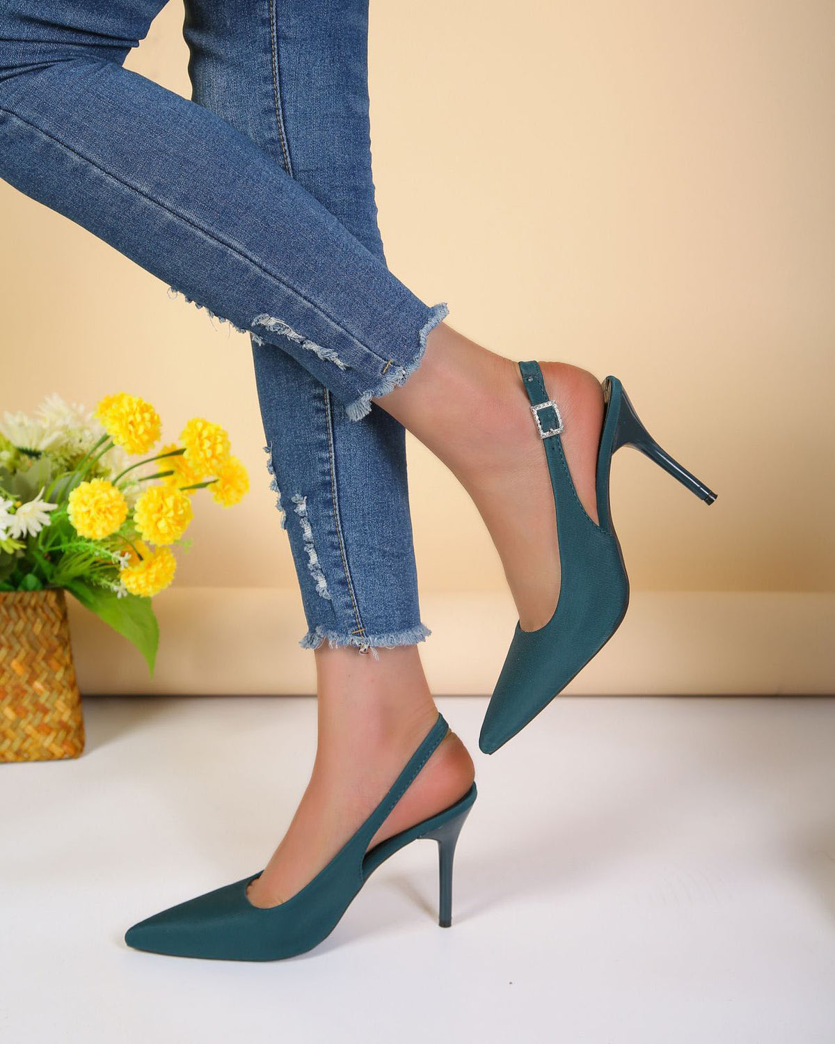 Sandales à talons hauts et bout pointu avec bride à la cheville