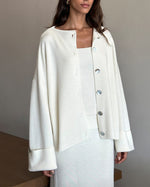 Gemütliches dreiteiliges Set aus gestrickter Langarm-Strickjacke, Unterhemd und Rock