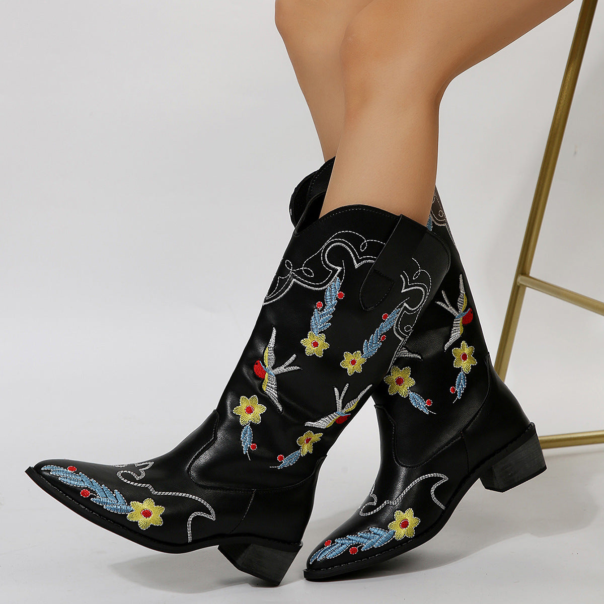 Mittelhohe Stiefel mit Kolibri-Stickerei und Blockabsatz