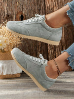 Flache Oxfords aus Wildleder mit runder Spitze im Vintage-Stil