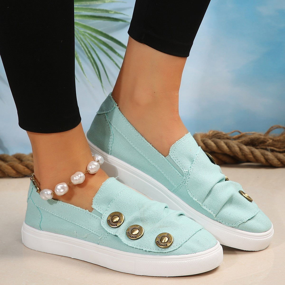 Mocassins rasos de lona com botões