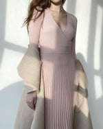 Knielanges, plissiertes Strickkleid mit V-Ausschnitt und Wickelmieder