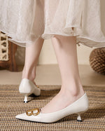 High Heels mit spitzer Spitze und Stilettoabsatz und Doppel-B-Schnalle