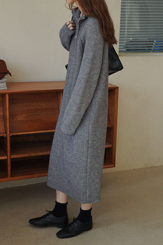Strickkleid mit halbem Reißverschluss über dem Knie