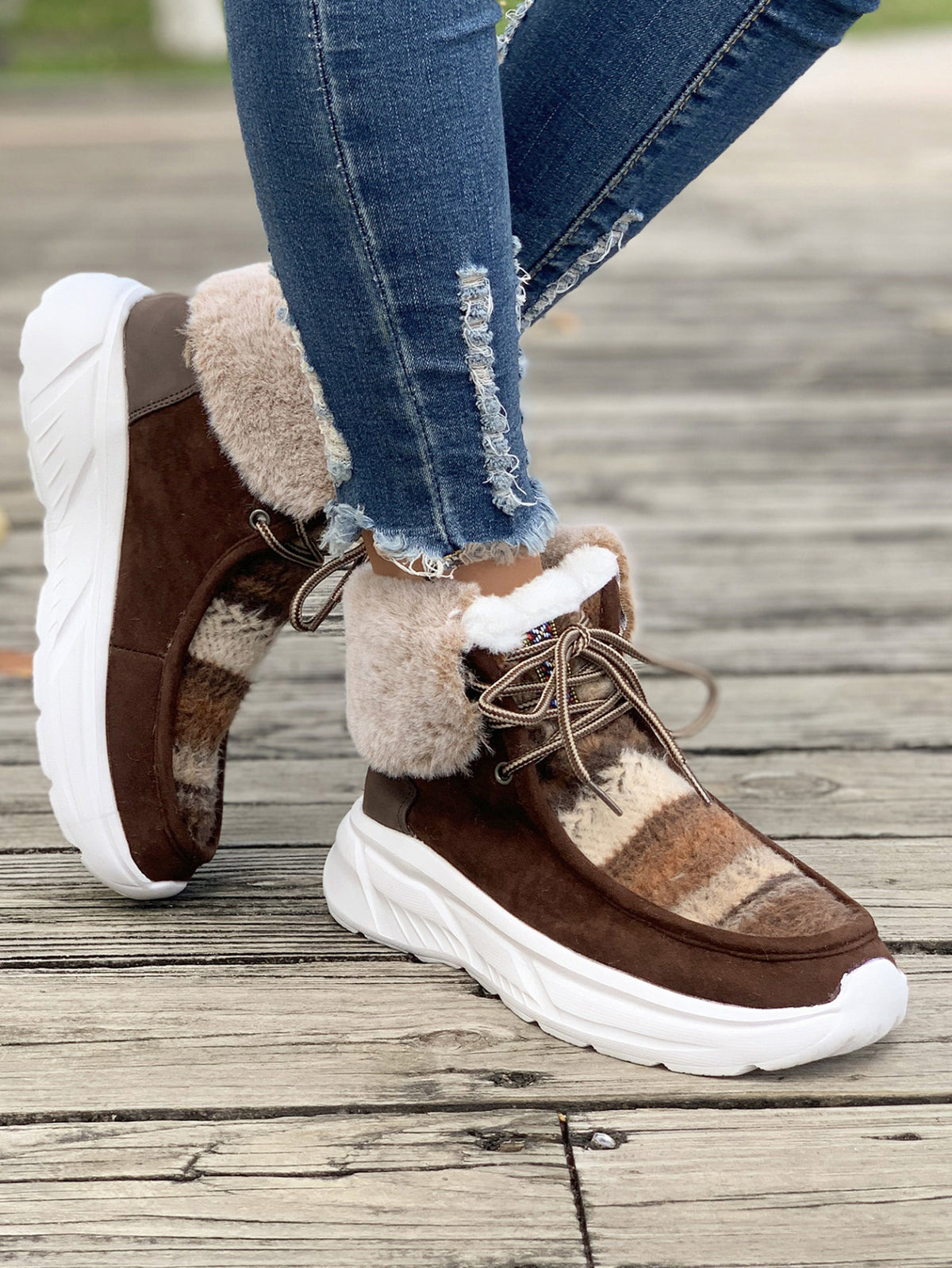 Stricknähte aus Wolle und Schneestiefel aus Fleece