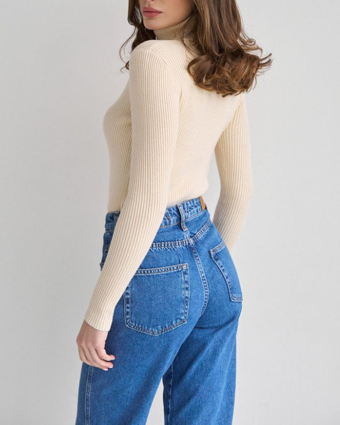 Pull tricoté à col roulé essentiel et polyvalent