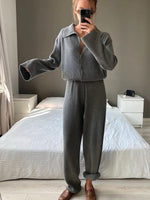 Set aus einreihiger Rippstrickjacke mit Revers und lockerer Hose