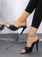 Silberne Pantoletten mit spitzer Spitze und Strasssteinen