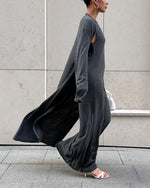 Set aus langer gestrickter Langarm-Strickjacke und Strapskleid