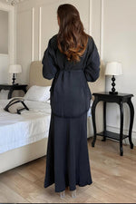 Ensemble deux pièces composé d'un haut à manches longues, d'un ourlet incurvé et d'une jupe longue drapée sur les hanches