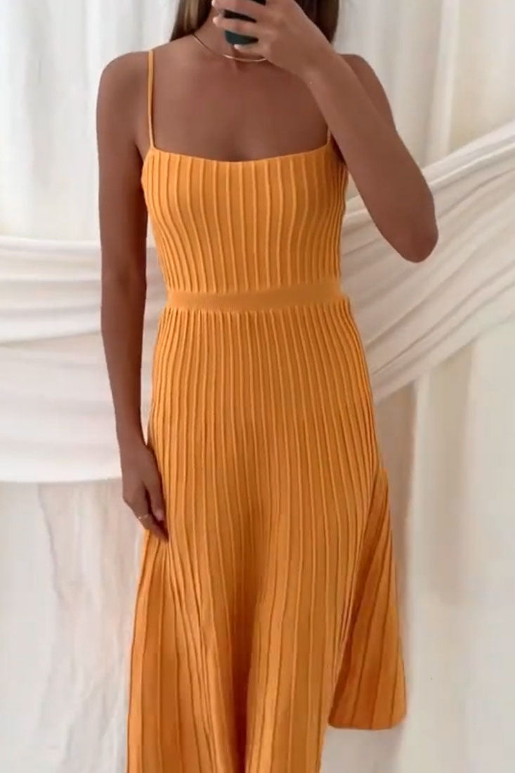 Trägerloses, tailliertes Plissee-Strickkleid mit hoher Taille