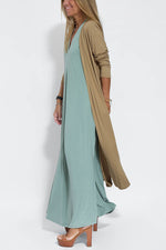 Elegantes ärmelloses langes Kleid mit V-Ausschnitt und passender Weste und Strickjacke