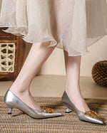 High Heels mit spitzer Spitze und Stilettoabsatz und Doppel-B-Schnalle