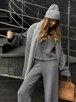 Anzug aus gestrickter Langarmjacke mit Reißverschluss und Hose mit weitem Bein