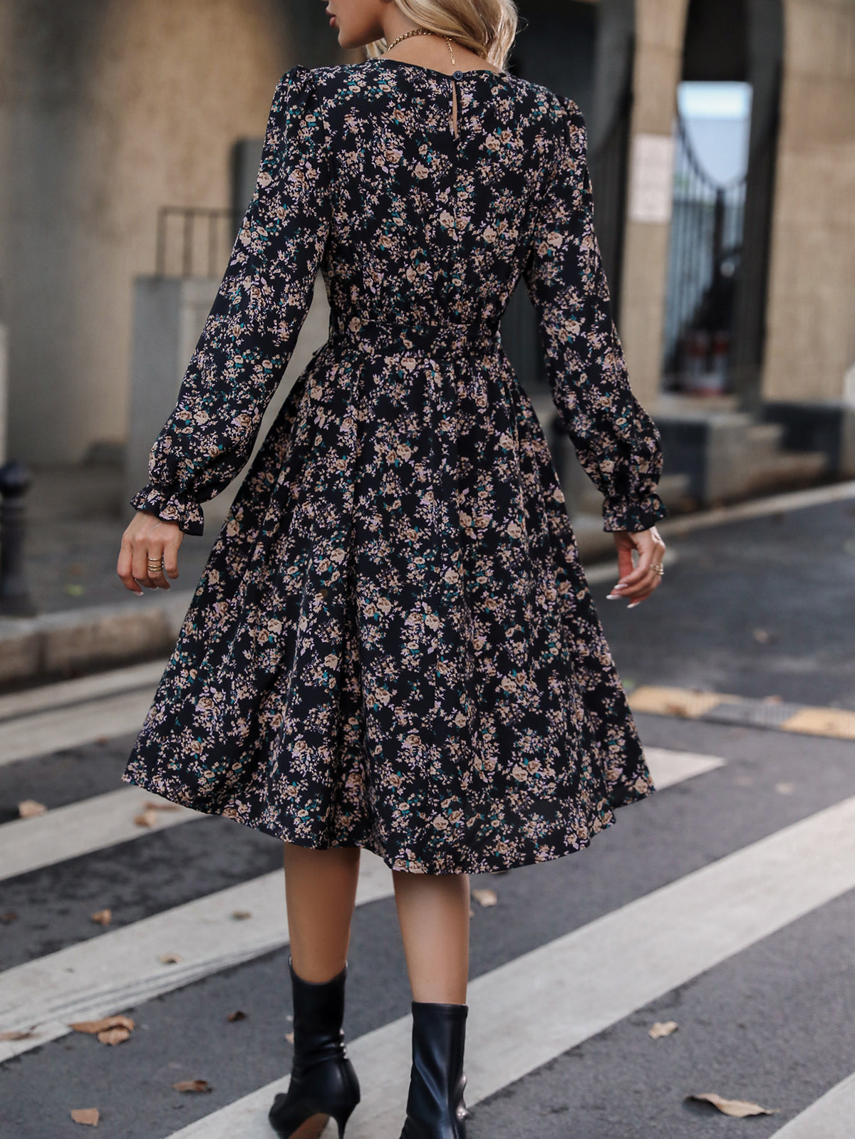 Robe fleurie noire à manches longues et col V