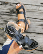 Sandales à talons épais avec coutures et boucle en métal