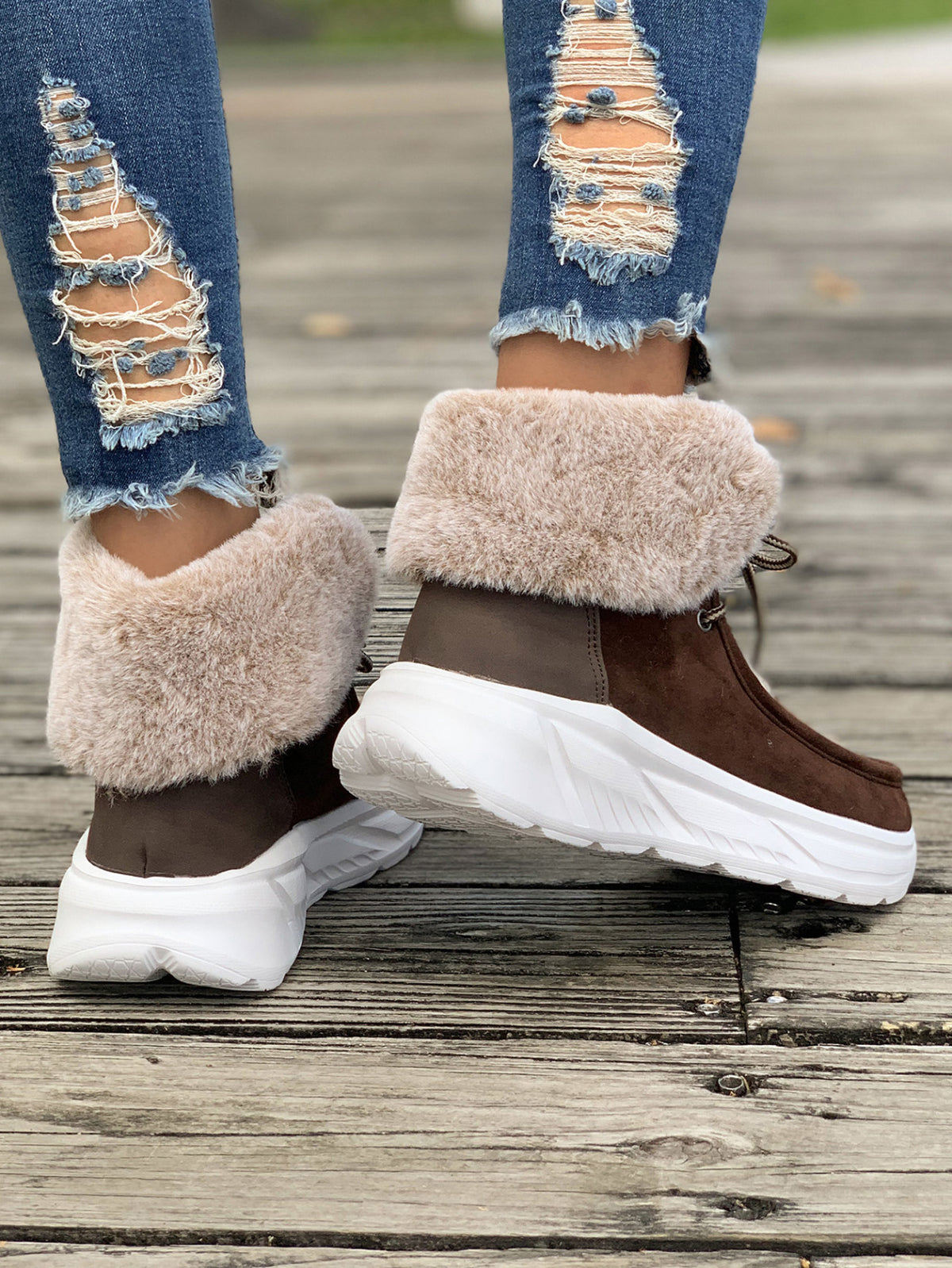 Stricknähte aus Wolle und Schneestiefel aus Fleece